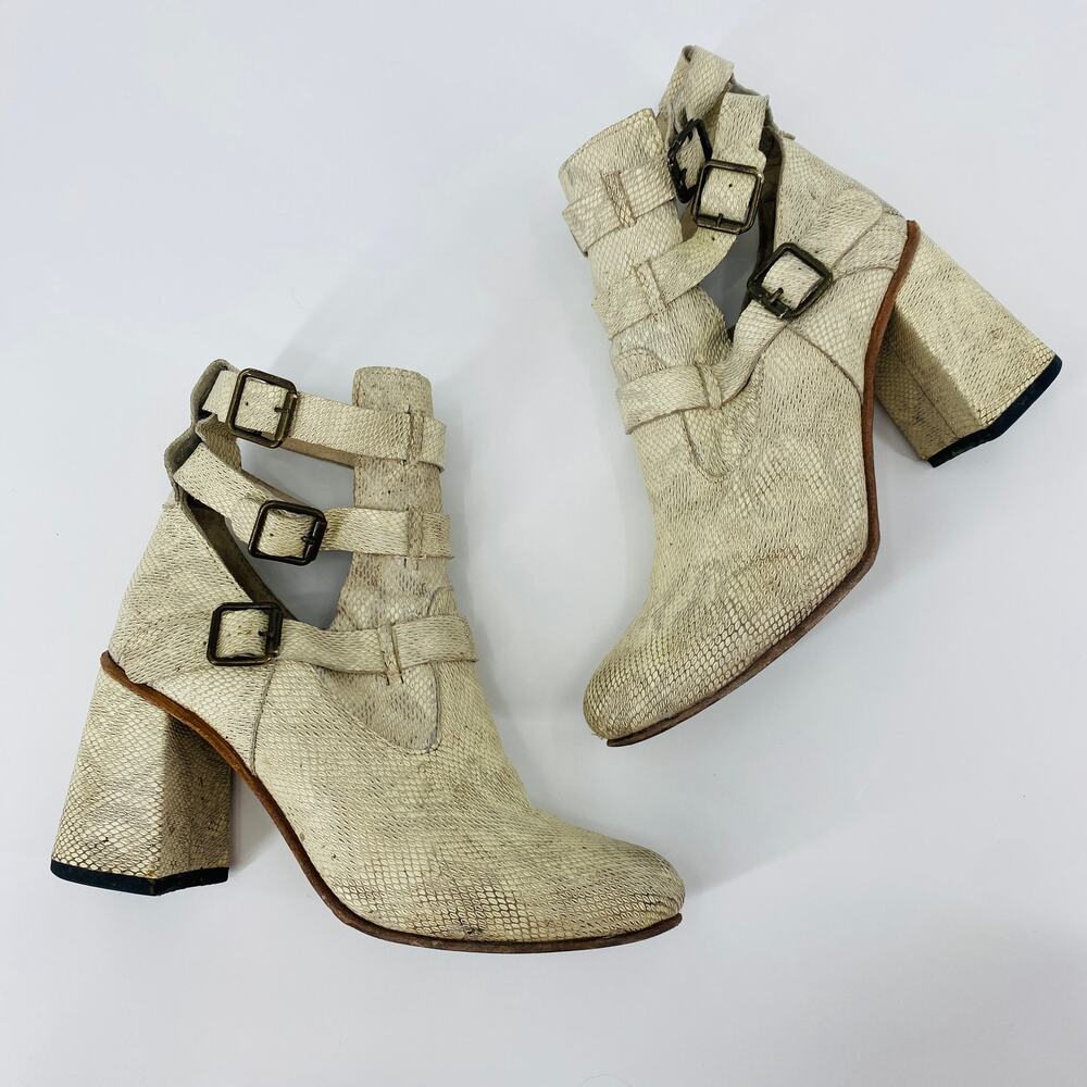 Freebird by Steven 8 cream snakeskin teddy booties